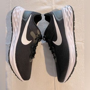 Nike, men’s 10.5 W Black and White